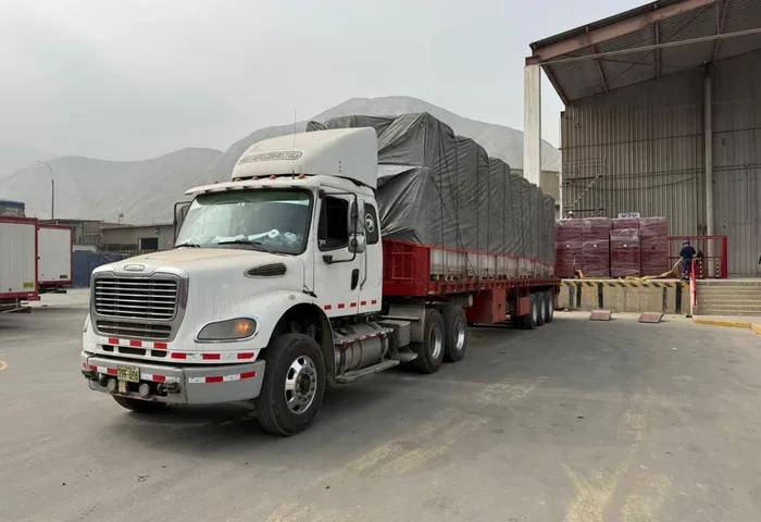 Tractocamión posicionado para carga en planta industrial