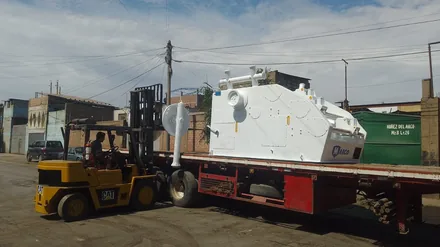 Montacargas cargando maquinaria industrial sobre una plataforma