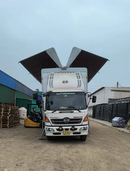 Montacargas cargando un camión Hino para distribución regional