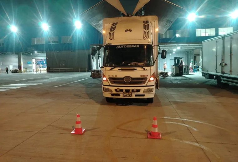 Despacho nocturno de camión Hino 500 en patio de maniobras